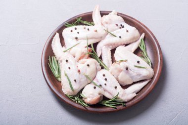 Biberiye, sarımsak, biber ve tuz ile ham kanat. Hazırlık için madde