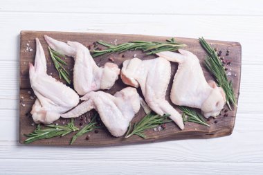 Biberiye, sarımsak, biber ve tuz ile ham kanat. Hazırlık için madde