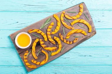 Biberiye ve ballı kızarmış kabak. Sağlıklı sonbahar gıda