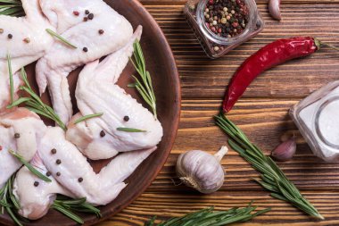 Biberiye, sarımsak, biber ve tuz ile ham kanat. Hazırlık için madde