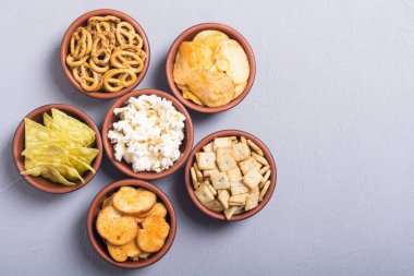 Çerçeve. Aperatifler karışımı: simit, kraker, cips cips ve pop corn 