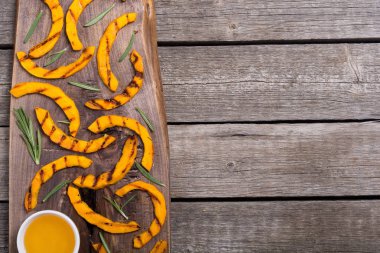 Biberiye ve ballı kızarmış kabak. Sağlıklı sonbahar gıda