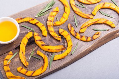 Biberiye ve ballı kızarmış kabak. Sağlıklı sonbahar gıda