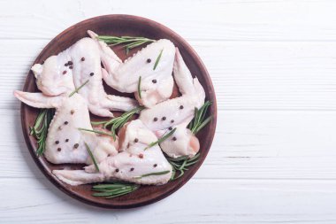 Biberiye, sarımsak, biber ve tuz ile ham kanat. Hazırlık için madde