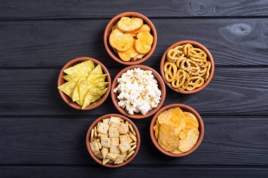 Çerçeve. Aperatifler karışımı: simit, kraker, cips cips ve pop corn 