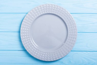 Ahşap masa boş gri tabakta. Üstten görünüm arka plan