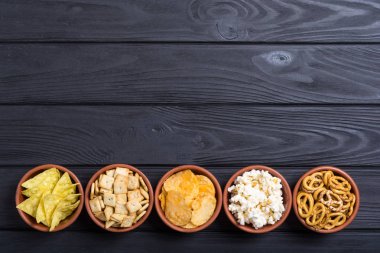 Çerçeve. Aperatifler karışımı: simit, kraker, cips cips ve pop corn 