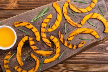 Biberiye ve ballı kızarmış kabak. Sağlıklı sonbahar gıda