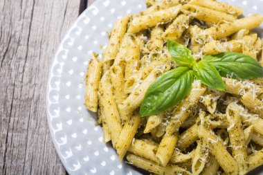 İtalyan penne makarna sosu pesto ile