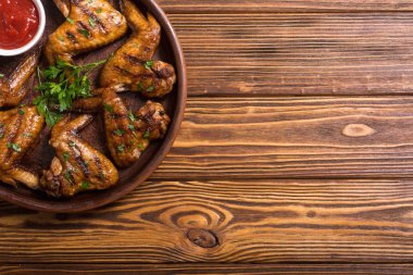 Domates soslu kızarmış tavuk kanadı.