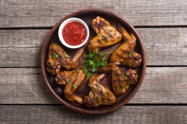 Sıcak Barbekü. Domates soslu tavuk kanadı ızgara. Barbekü gıda