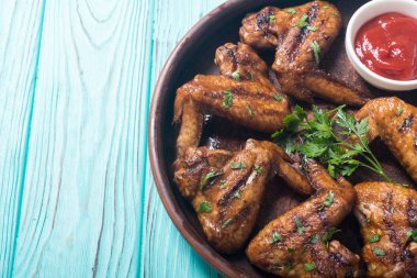 Sıcak Barbekü. Domates soslu tavuk kanadı ızgara. Barbekü gıda