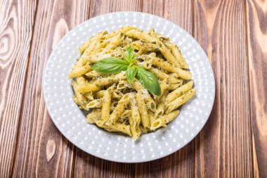 İtalyan penne makarna sosu pesto ile