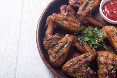 Domates soslu kızarmış tavuk kanadı.