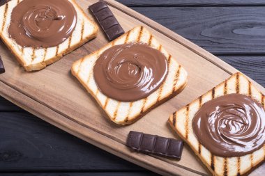 somun nuga krem sandviç çikolata ile