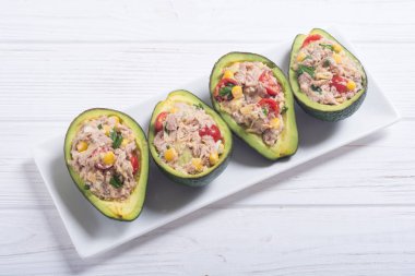 Salata sebze, maydanoz ve yumurta ile doldurulmuş avokado