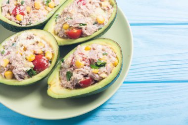 Salata sebze, maydanoz ve yumurta ile doldurulmuş avokado