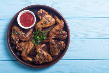 Sıcak Barbekü. Domates soslu tavuk kanadı ızgara. Barbekü gıda