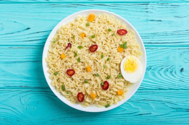 Şehriye kase chili biber, yumurta, soğan ve havuç ile