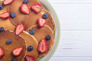 Çilek ve yaban mersinli krep. Krep declious tatlı .