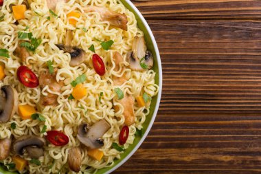 Şehriye kase chili biber, mantar, tavuk ve havuç