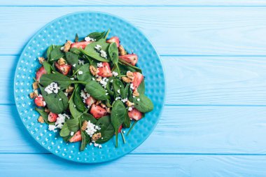 Ispanak, peynir ve ceviz çilek salatası. Sağlıklı gıda