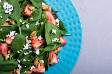Ispanak, peynir ve ceviz çilek salatası. Sağlıklı gıda