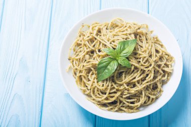 Makarna spagetti sosu pesto ile. İtalyan yemeği arka plan