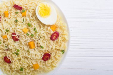 Şehriye kase chili biber, yumurta, soğan ve havuç ile