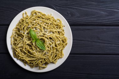 Makarna spagetti sosu pesto ile. İtalyan yemeği arka plan