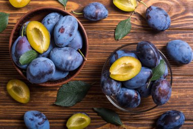 Ahşap masa üzerinde kase taze erik. Meyve arka plan