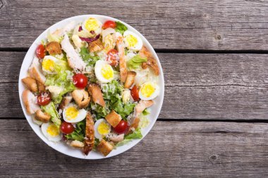 Tavuk, yumurta, domates ve kruton ceasar salata