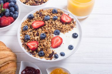 Sağlıklı kahvaltı. Granola yoğurt ve meyve, meyve suyu, reçel ve kahve