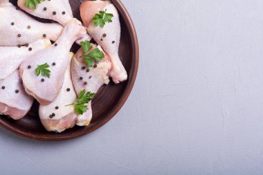 Çiğ tavuk budu baharat ve maydanoz ile. Gıda arka plan