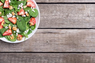 Ispanak, peynir ve ceviz çilek salatası. Sağlıklı gıda