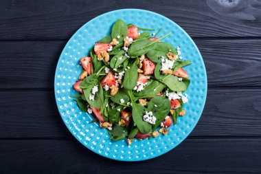 Ispanak, peynir ve ceviz çilek salatası. Sağlıklı gıda