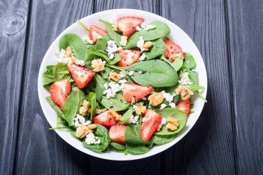 Ispanak, peynir ve ceviz çilek salatası. Sağlıklı gıda