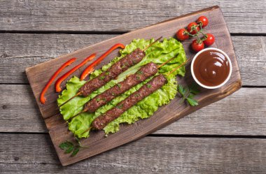 Beyaz geleneksel yemekleri. Şiş kebap veya lula-Kebap sebze ve sos ile