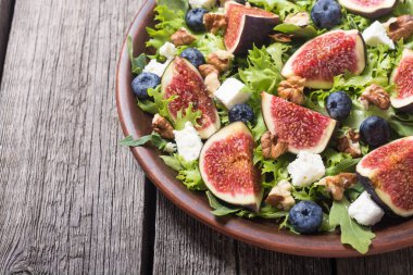 İncir peynir, yaban mersini, ceviz ve roka salatası. Sonbahar sağlıklı gıda