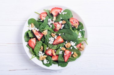 Ispanak, peynir ve ceviz çilek salatası. Sağlıklı gıda