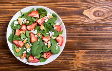 Ispanak, peynir ve ceviz çilek salatası. Sağlıklı gıda