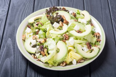 Sağlıklı salata avokado, ceviz ve peynir ile. Vegan gıda