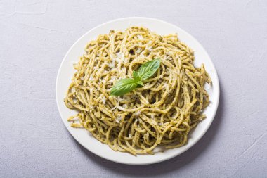 Makarna spagetti sosu pesto ile. İtalyan yemeği arka plan