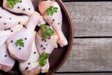 Çiğ tavuk budu baharat ve maydanoz ile. Gıda arka plan