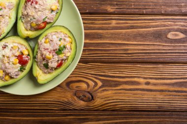 Salata sebze, maydanoz ve yumurta ile doldurulmuş avokado