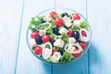 Taze sebze Yunan salatası. Ahşap arka plan üzerinde sağlıklı gıda