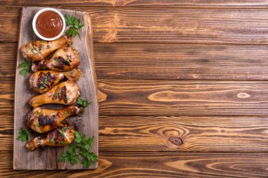 Domates soslu ızgara tavuk budu. Barbekü gıda arka plan