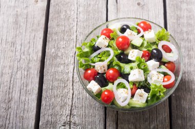 Taze sebze Yunan salatası. Ahşap arka plan üzerinde sağlıklı gıda
