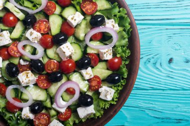 Taze sebze Yunan salatası. Ahşap arka plan üzerinde sağlıklı gıda