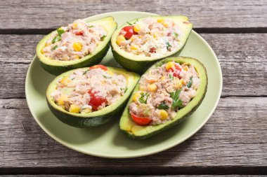 Salata sebze, maydanoz ve yumurta ile doldurulmuş avokado